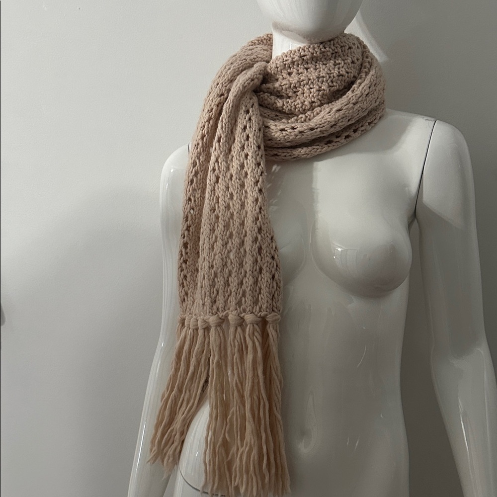 abercrombie and fitch : Elegant baby pink/ Cream Knit Scarf